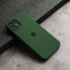 Green iPhone Silicone Cover – Soft Touch, Anti-Slip & Stylish Protection for iPhone 16